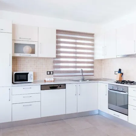 Апартаменты Viola Penthouse & Jacuzzi 3 Bedroom Penthouse